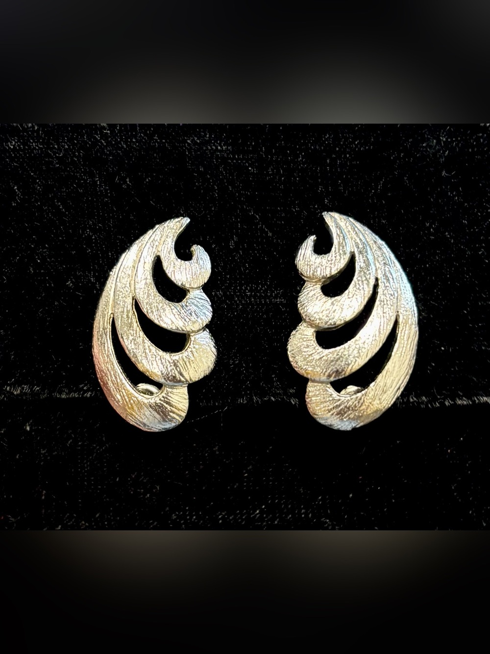 Vintage MONET Signed Silver Tone Texture Leaf Drop Dangle Clip-On Earrings NWOT